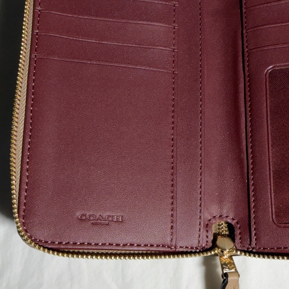 Coach Medium ID Zip Wallet - Picture 5 of 6